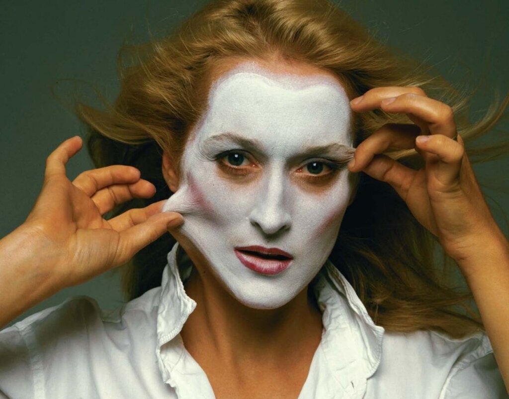 Портрет девушки в белом макияже