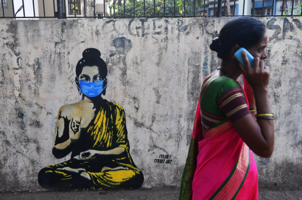 граффити c Буддой в маске в Индии