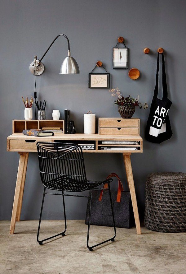 Домашний офис с серой стеной и деревянным столом