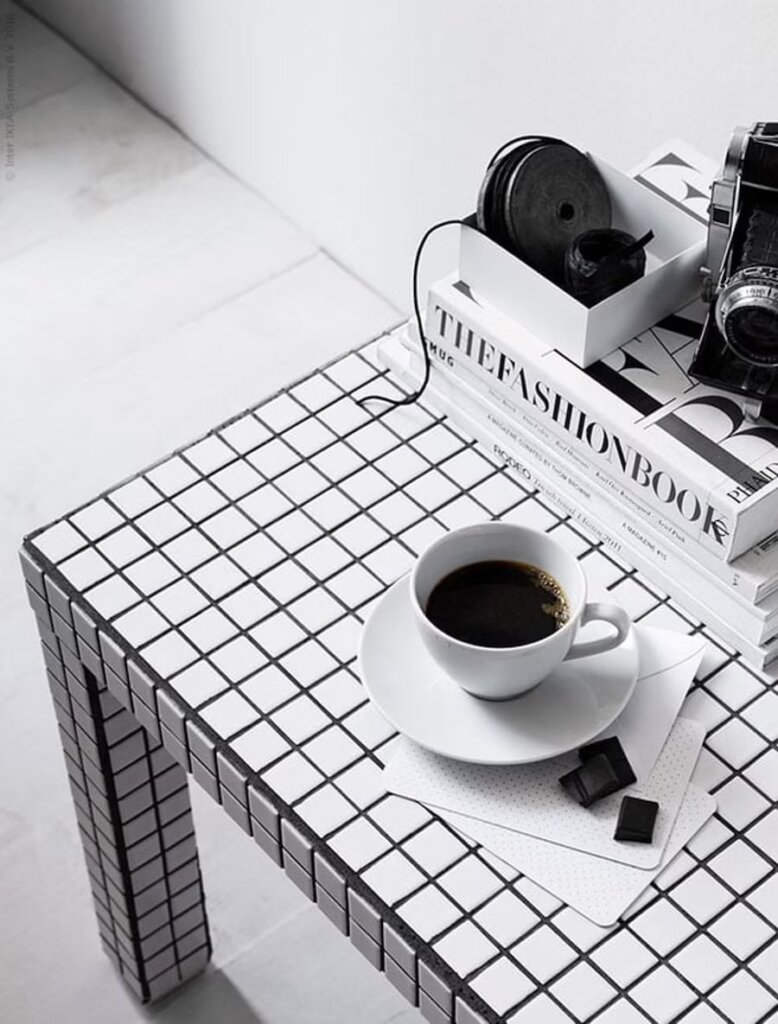 кофейный стол ЛАКК из ИКЕА с декором из белой плитки DIY