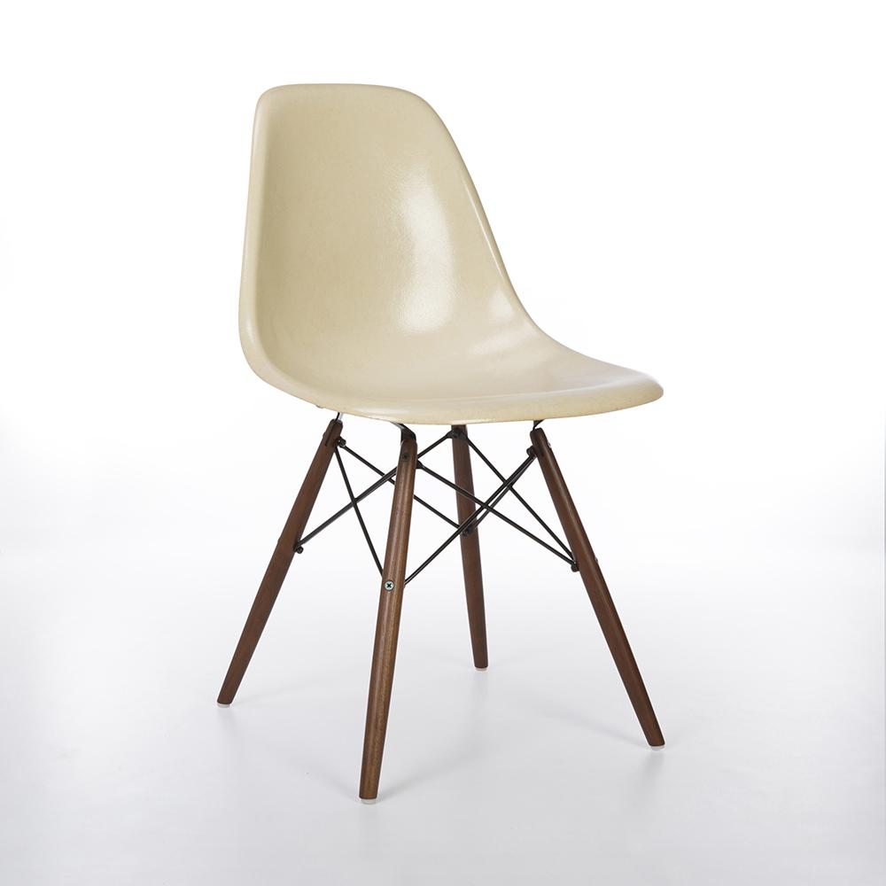 бежевый стул Eames на белом фоне