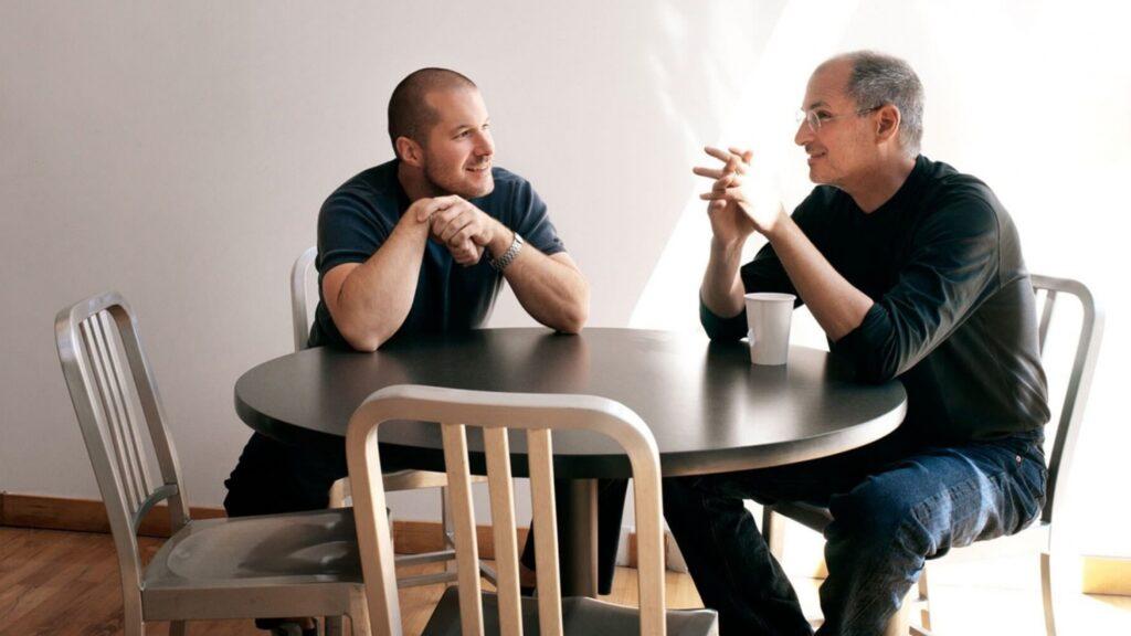 Стив Джобс и Джонатан Айв за столом
