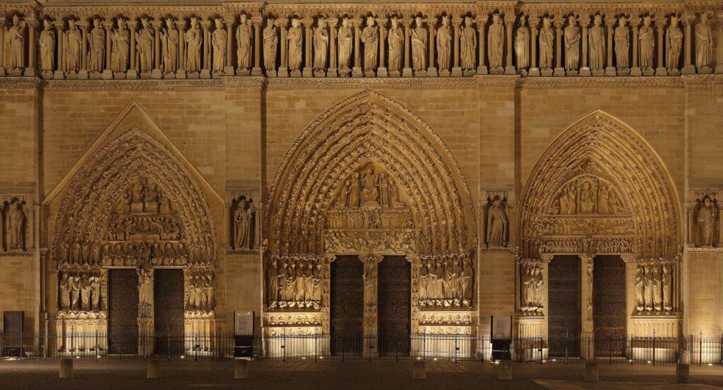 готический фасад собора Парижской Богоматери