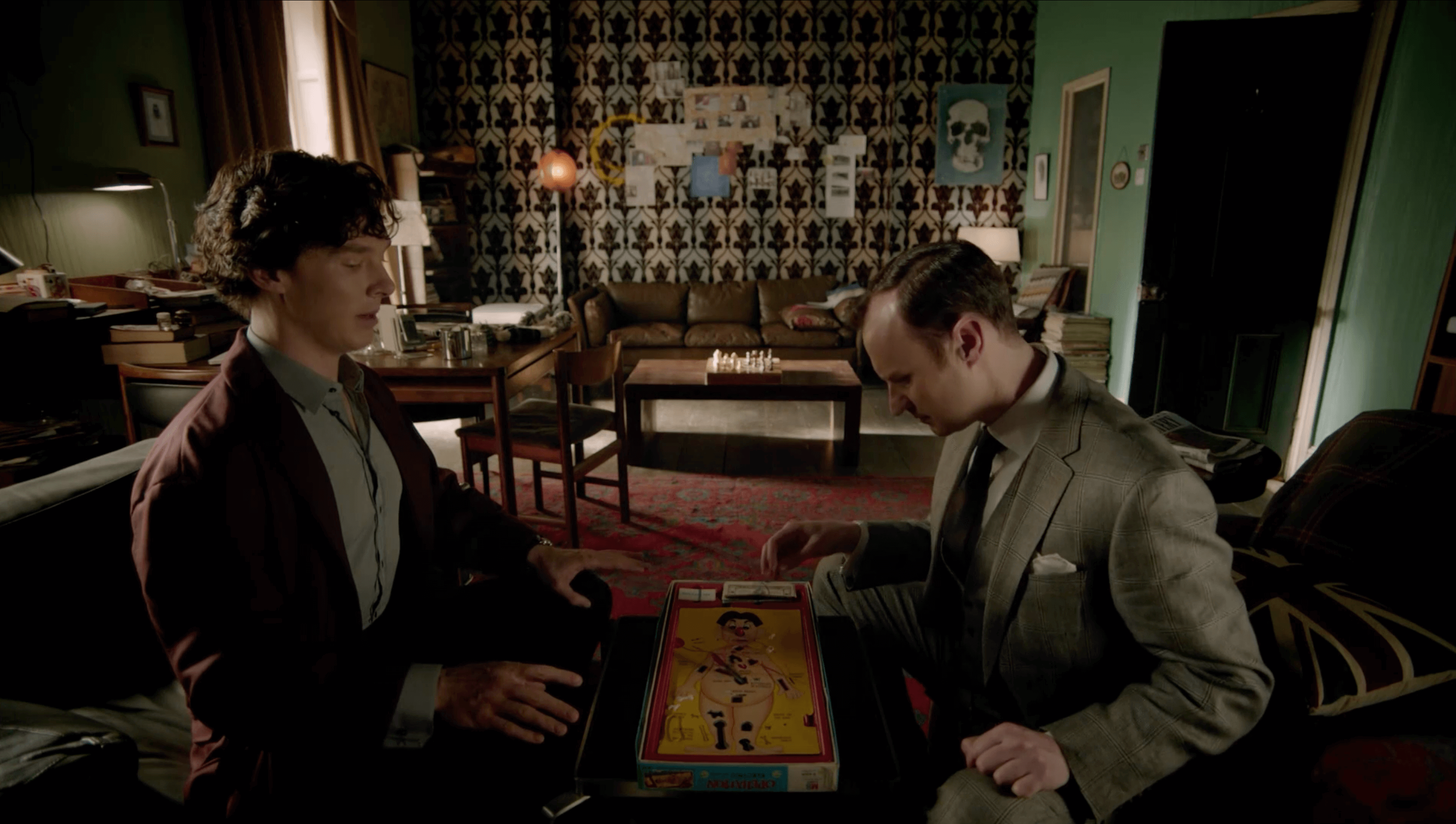 Шерлок и Ватсон за игрой в настольную игру