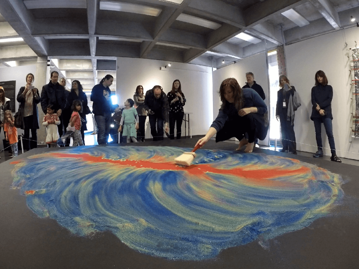 Инсталляция, соединившая принципы создания песочных мандал и основы физики