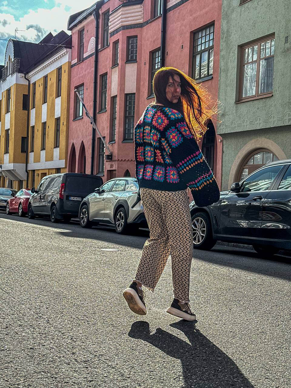Анастасия гуляет по любимой улице в Хельсинки