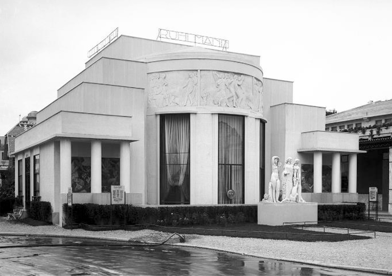 здание для выставки