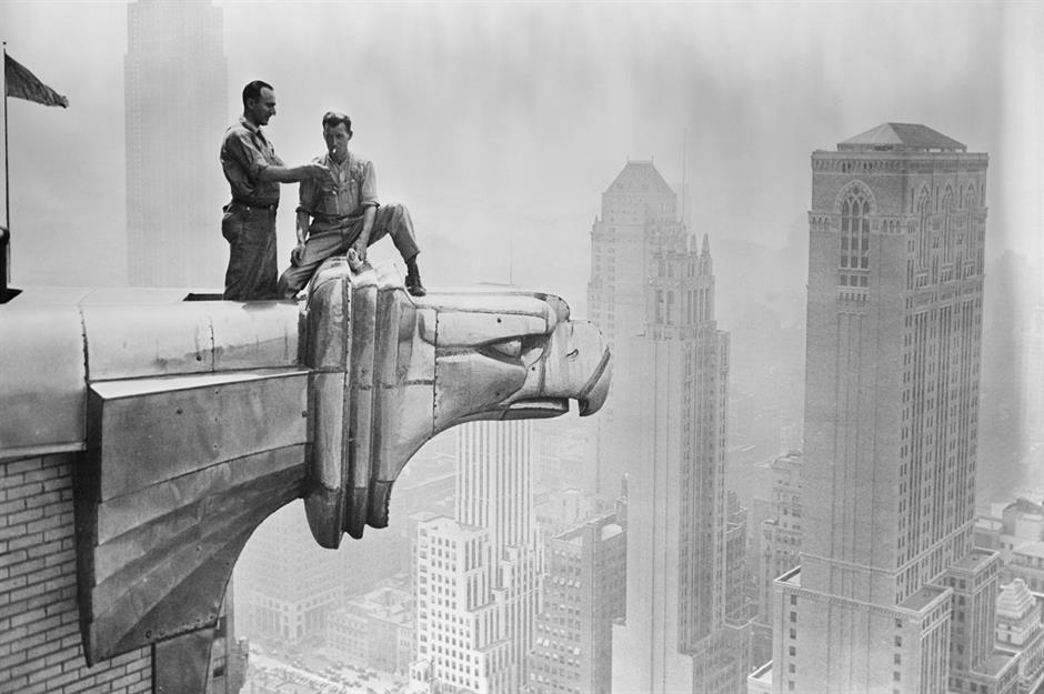 статуи орлов на здании