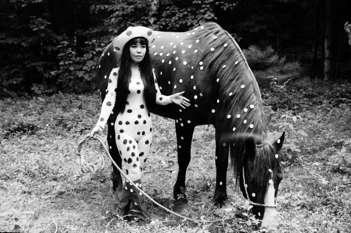 ЛошадьЯёи Кусама, Horse Play in Woodstock, 1967 год. Источник: From The Bygone