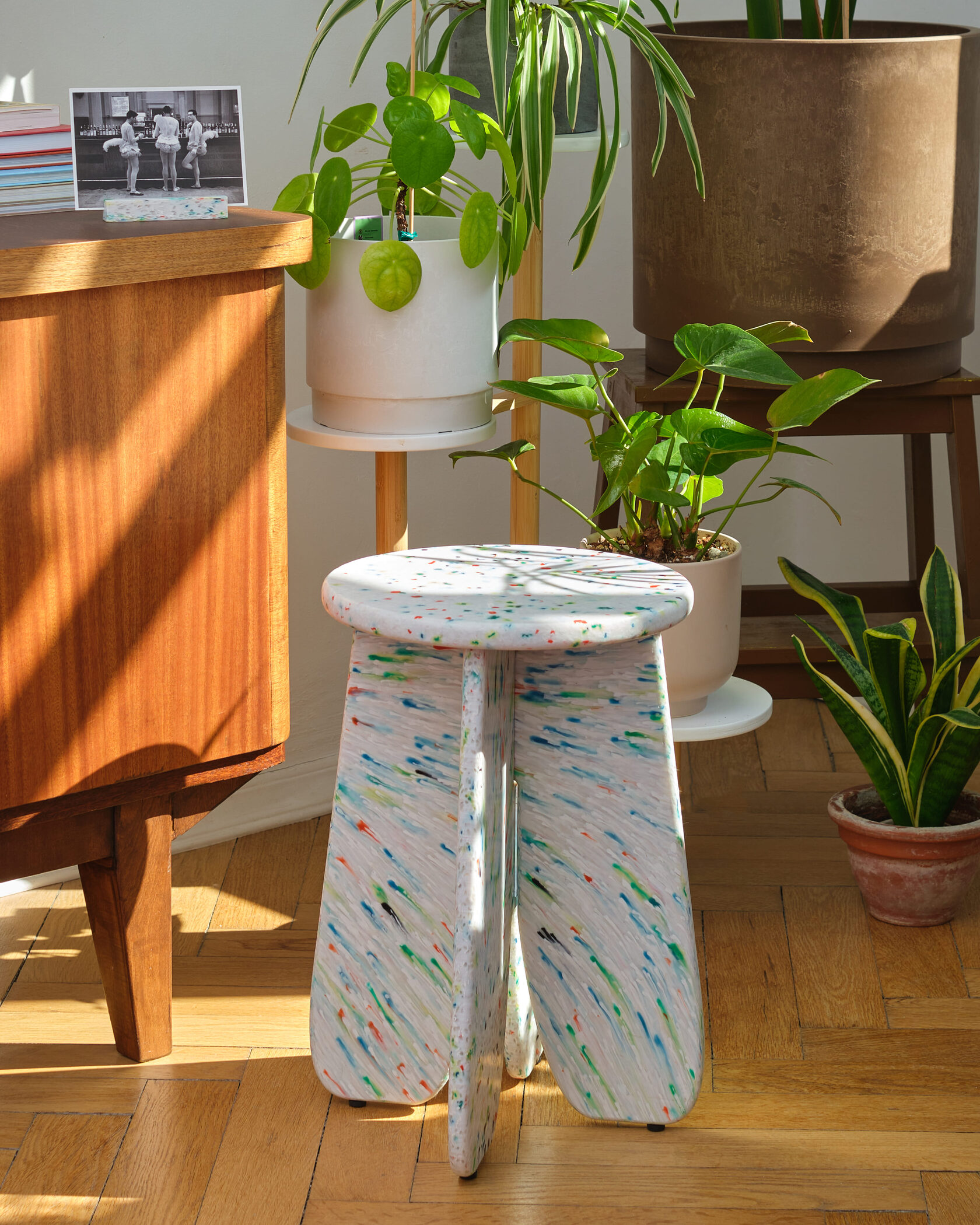 табуретка из переработанных материалов