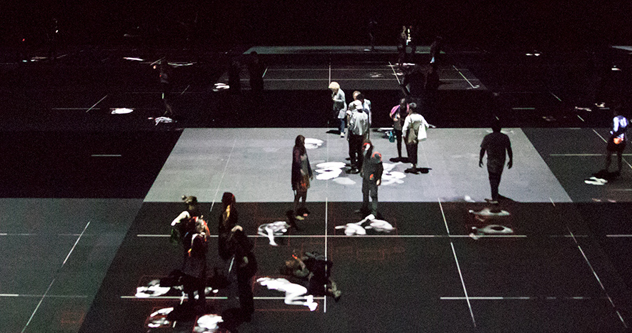 посетители выставки Вэйвэя