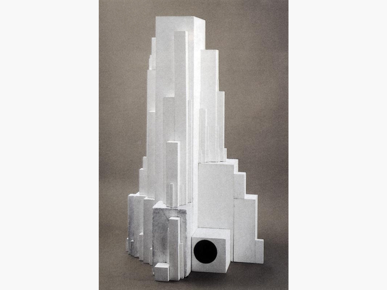 Архитектон «Гота» Казимира Малевича, 1923 год — концептуальная модель супрематической архитектуры