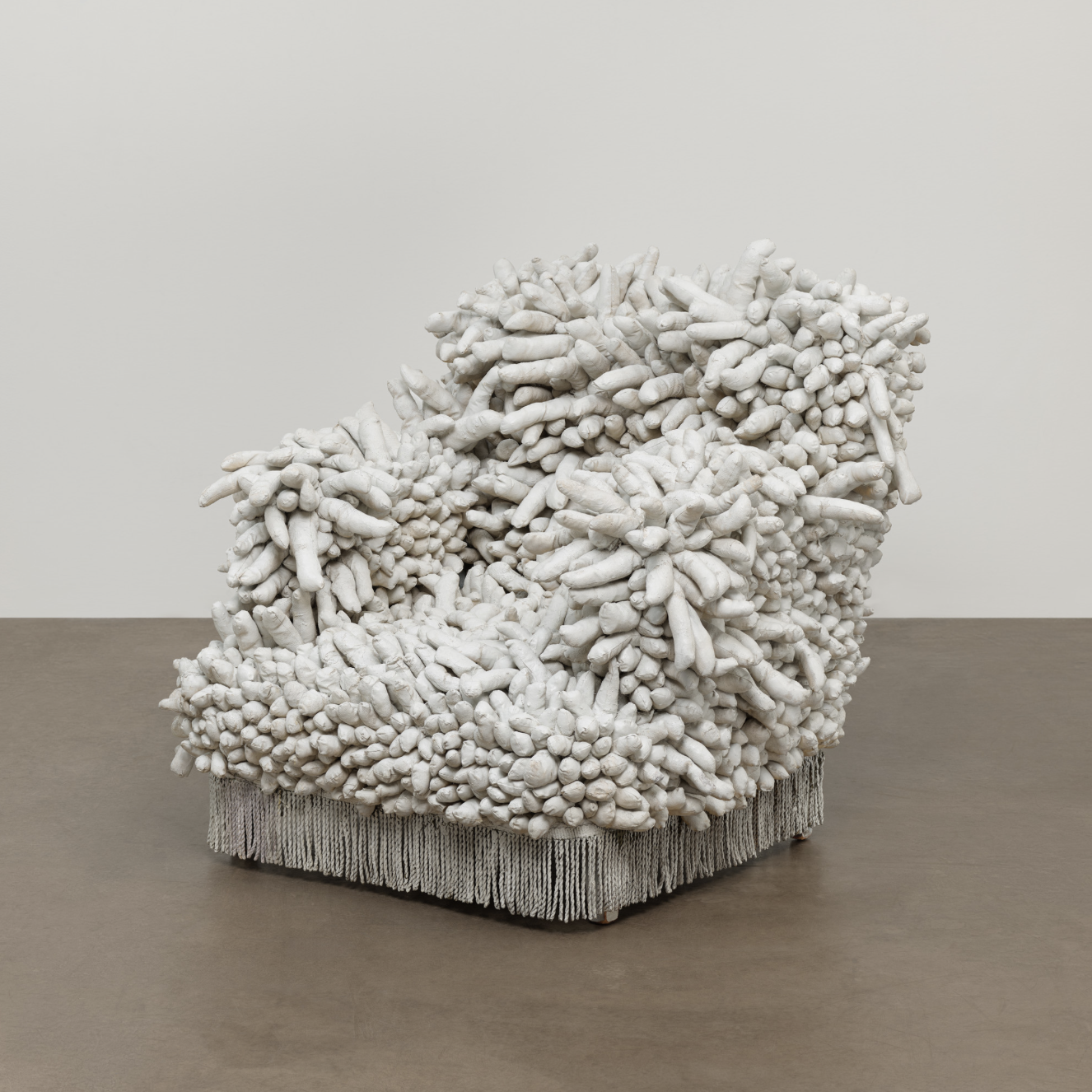 Работа Яёи Кусама «Накопление №1», 1962 год —  кресло, покрытое мягкими тканевыми отростками