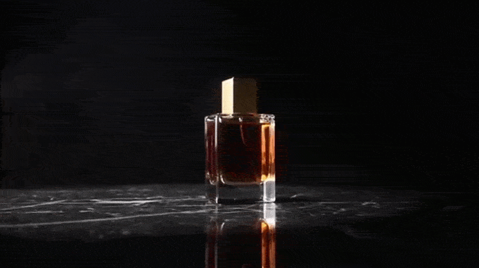 видео нейросеть флакон парфюма на черном мраморе