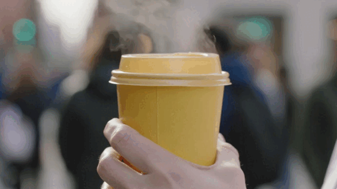 видео нейросеть стаканчик кофе на фоне города