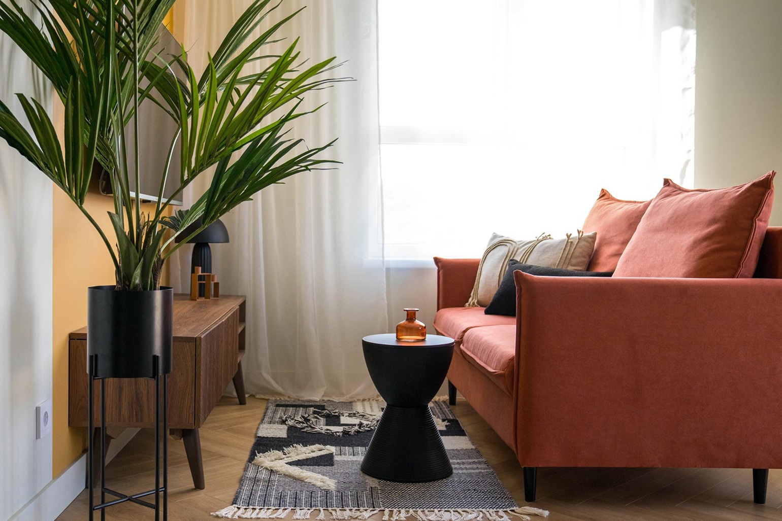 Яркая и уютная зона отдыха в стиле мидсенчури