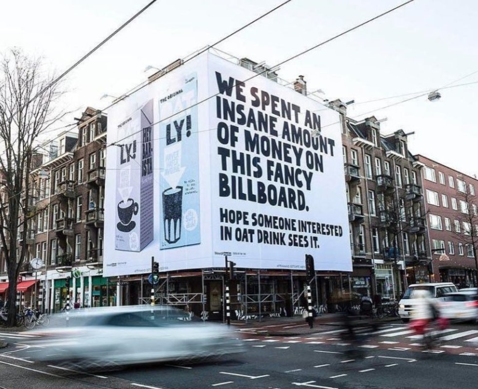 Реклама овсяного молока, вдохновленная картинами Рене Магритта.