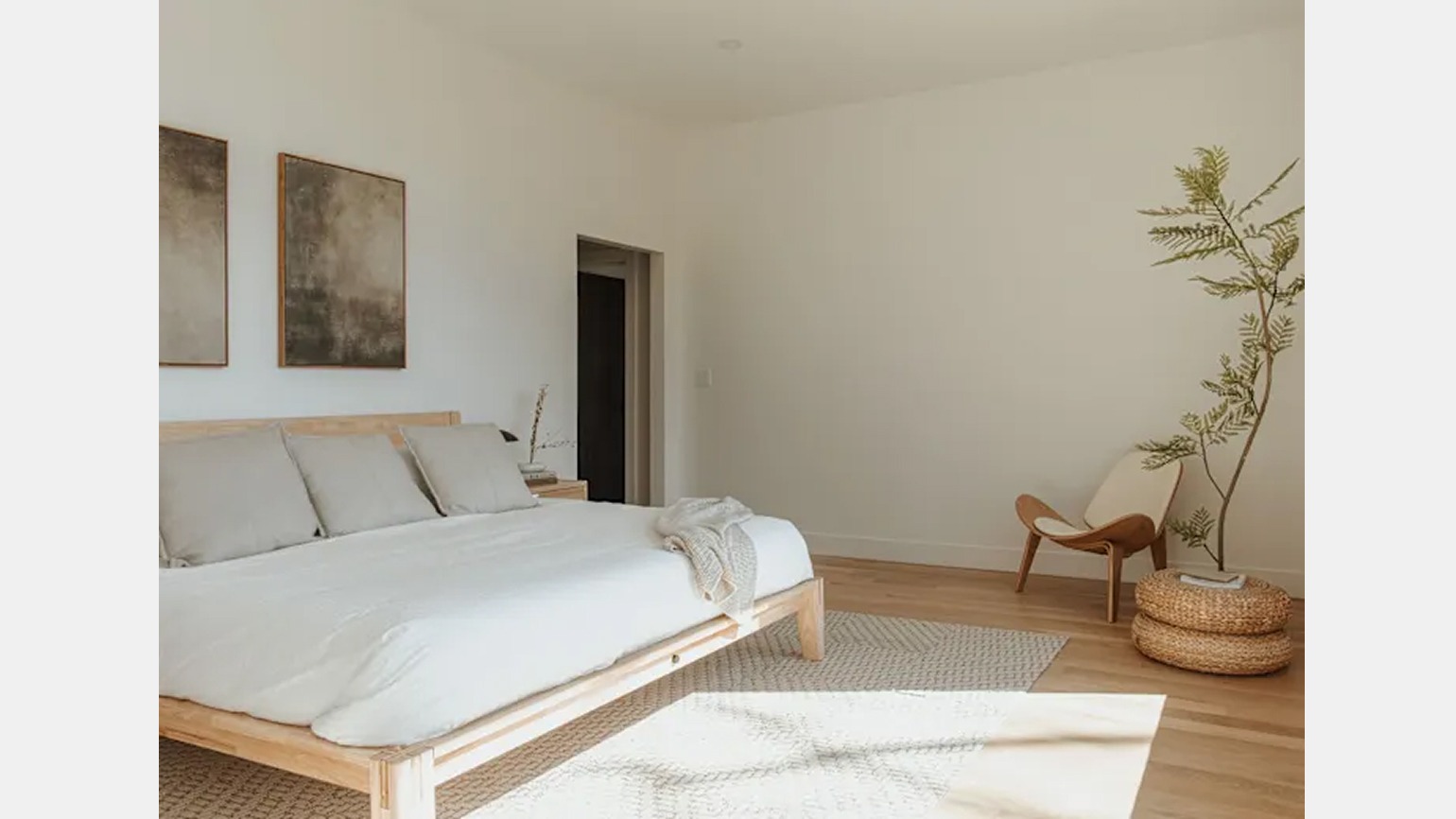 Спальня в стиле джапанди: низкая кровать, теплая палитра, натуральные фактуры