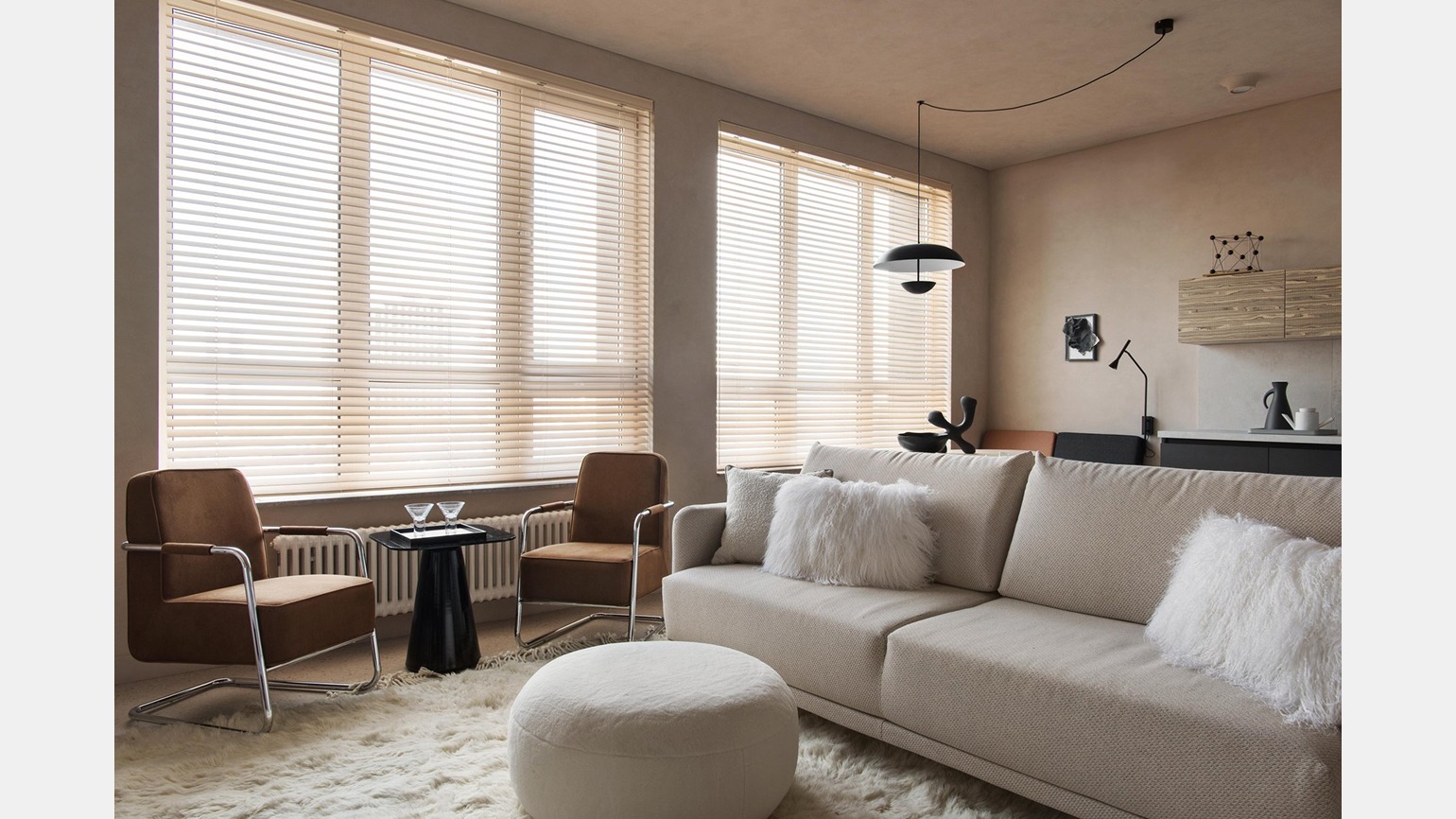 Japandi стиль в интерьере гостиной: светлый диван, терракотовые акценты и дерево