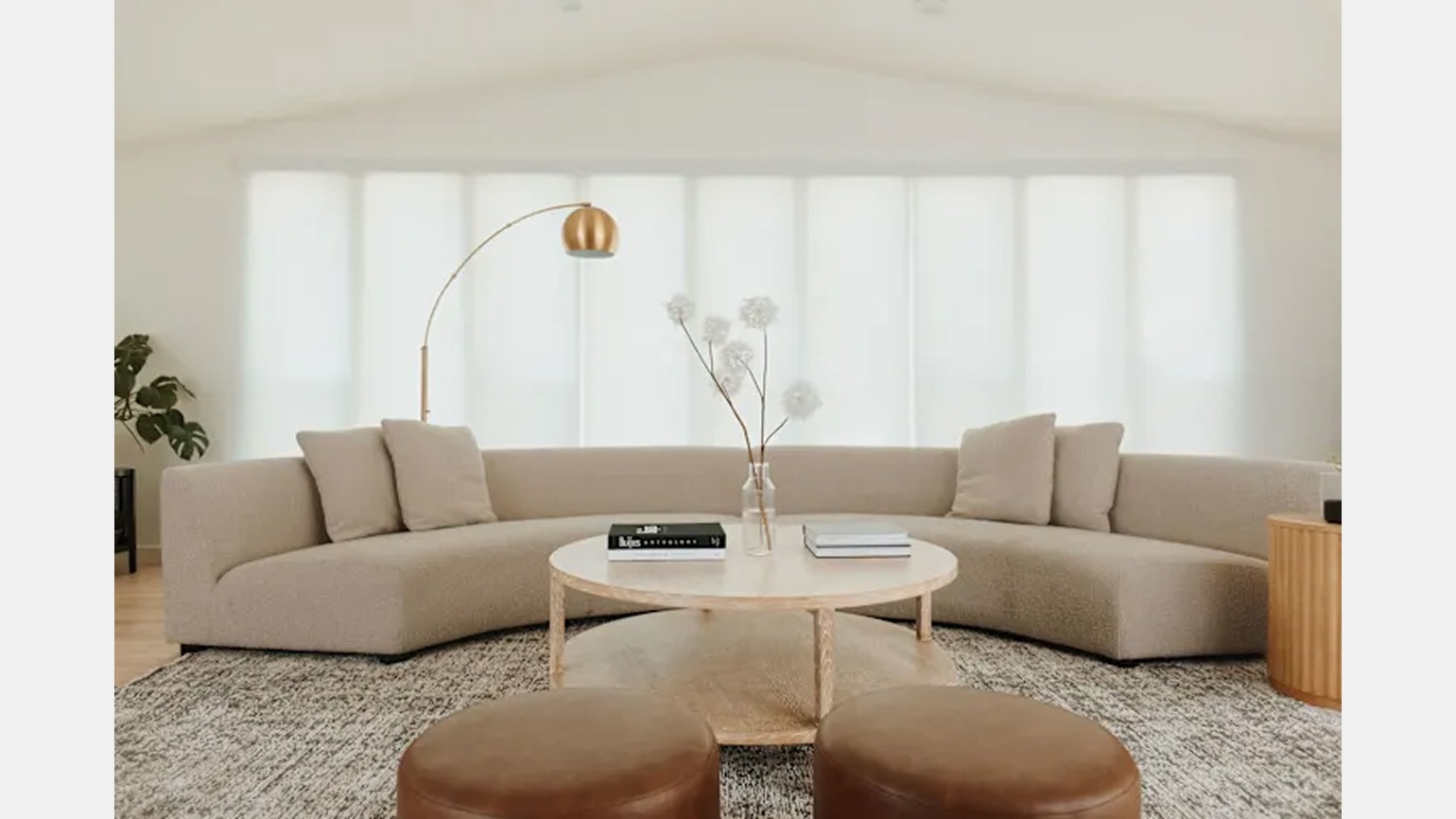 Дизайн джапанди в гостиной с низким округлым диваном и журнальным столиком