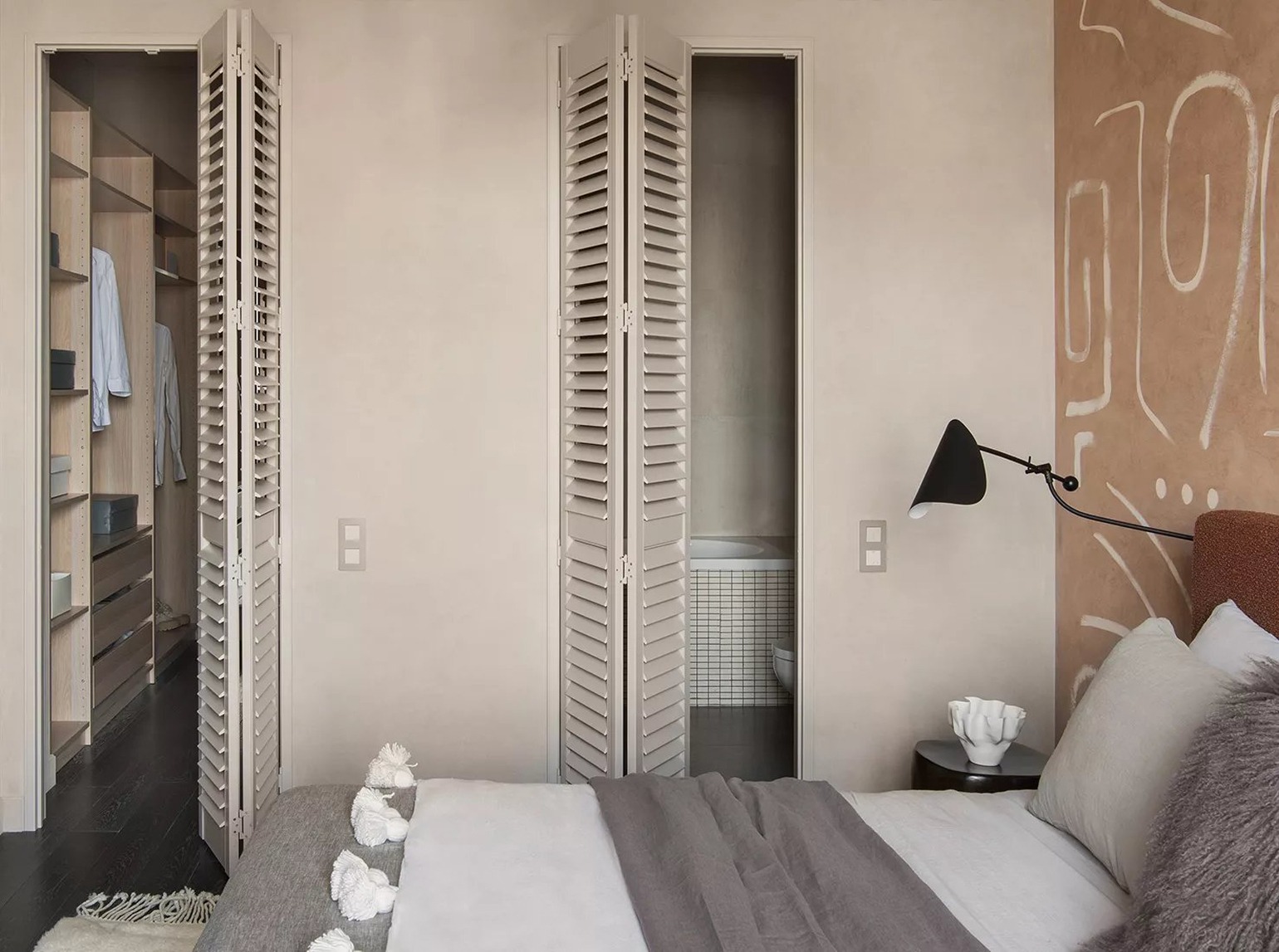 Спальня в стиле джапанди: нейтральная палитра, скрытое хранение, деревянные шаттерсы