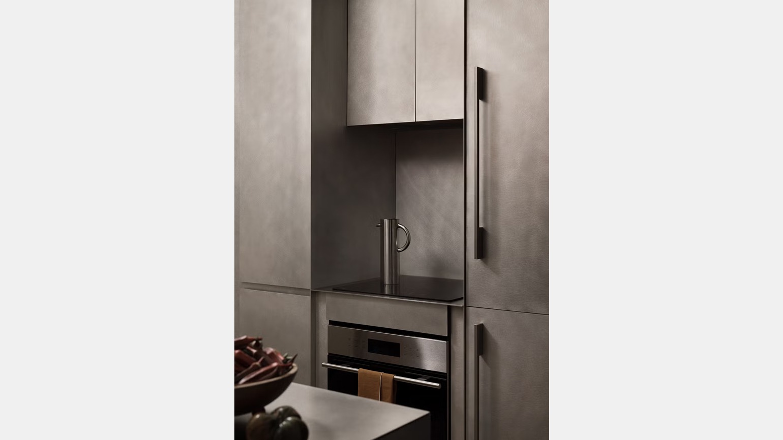 Маленькая кухня с встроенной техникой