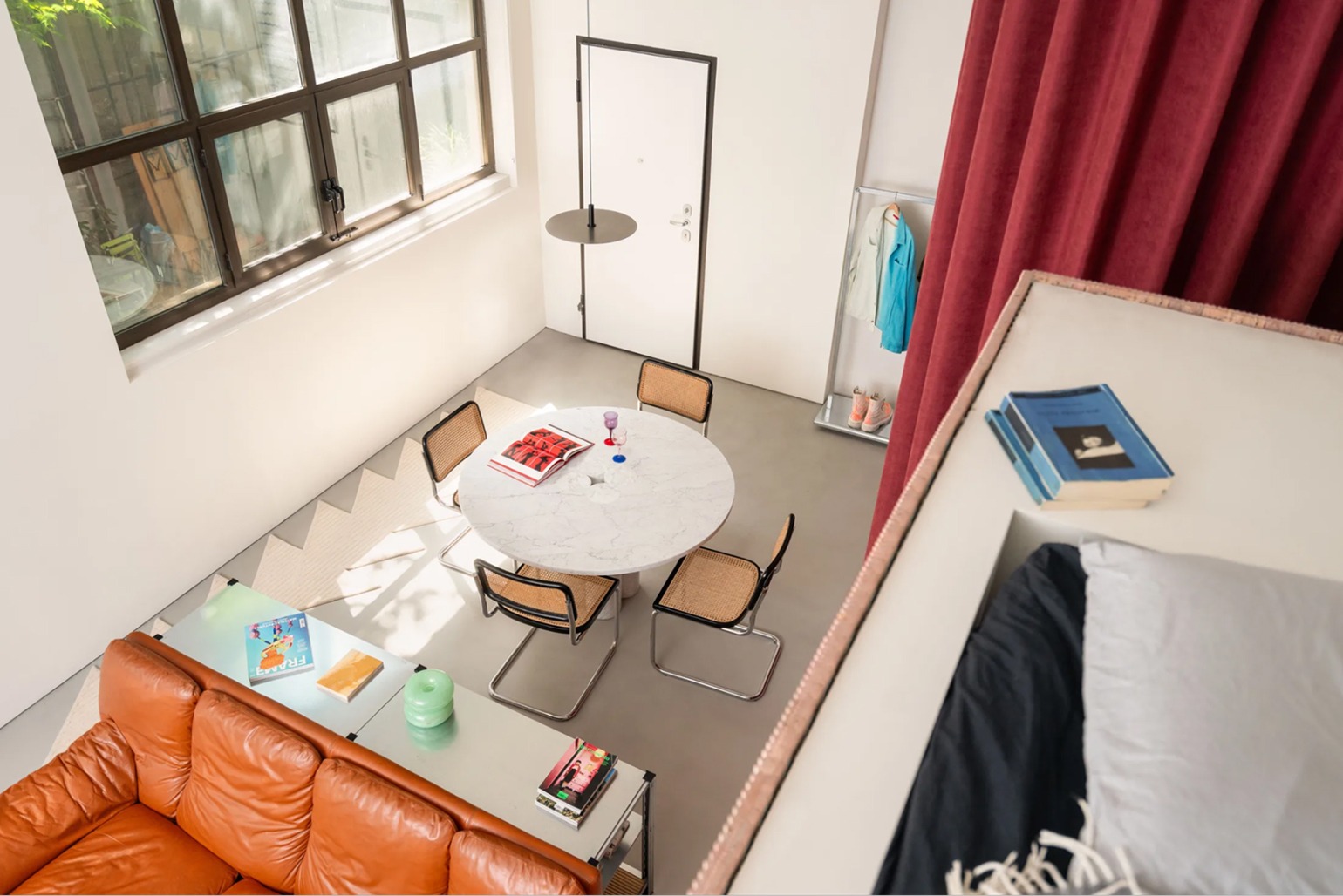 Большой стол в маленькой квартире