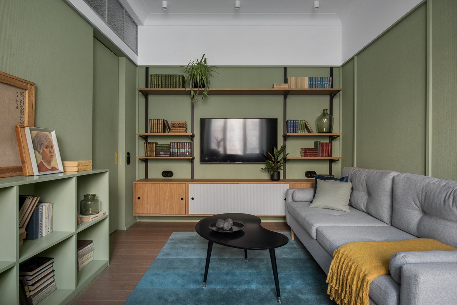 Цветные стены натуральных оттенков мидсенчури