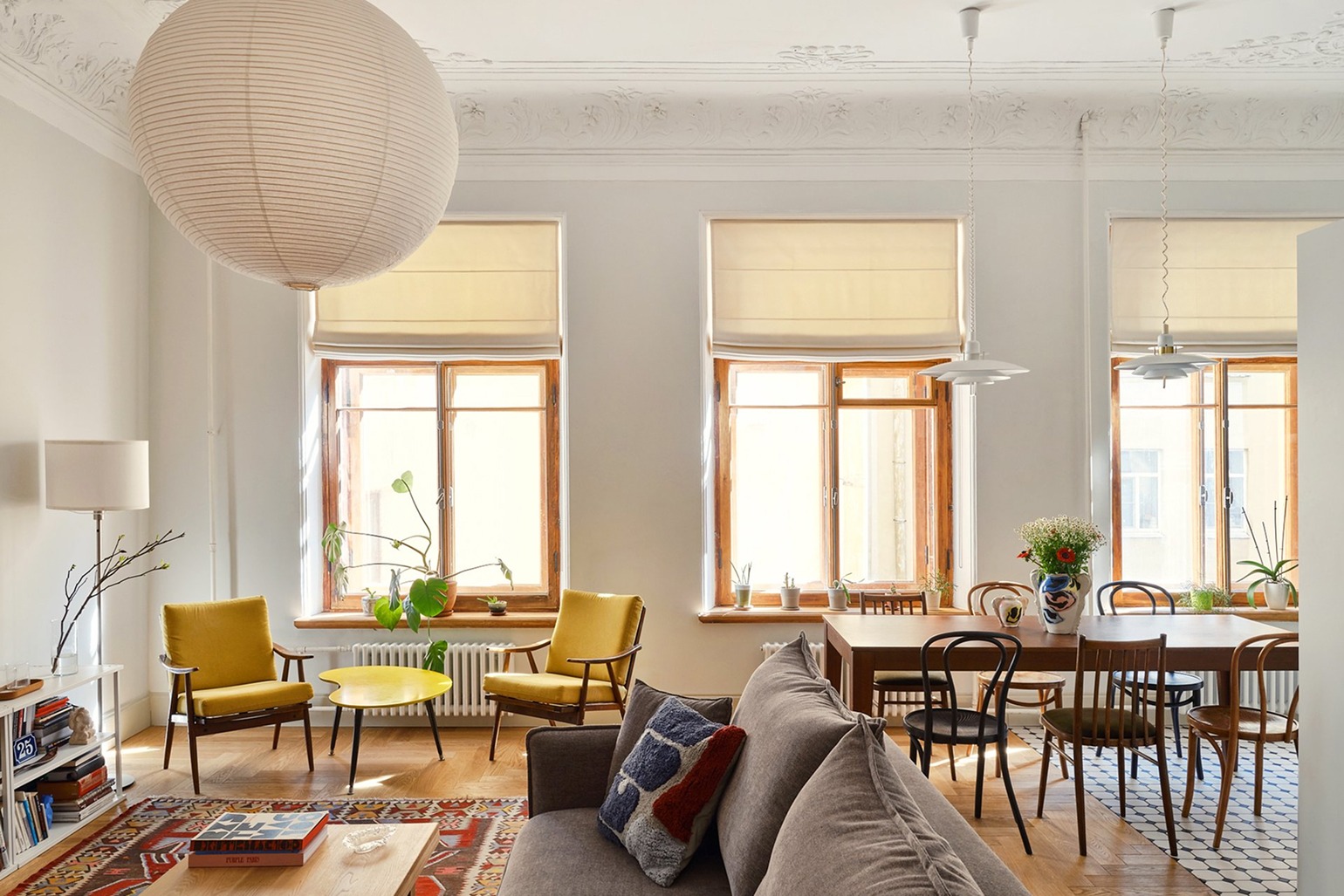 Просторная гостиная в стиле мидсенчури